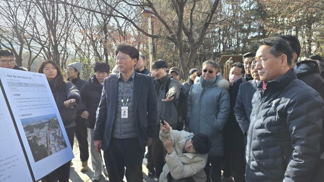 22일 유정복 인천시장이 인천 연수구 청학사거리 일대에서 GTX-B 공사현장에서 추진과정 등을 점검하고 있다. 장민재 기자