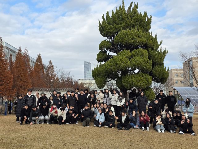 분당아람고 학생들이 기념촬영을 하고 있다. 분당아람고 제공