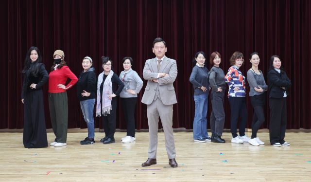 장원준 ‘팔레스 모델라인’ 대표가(가운데) 교육생들과 함께 포즈를 취하고 있다. 가천대학교 제공