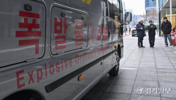 지난 15일 오전 성남시 분당구 카카오 판교아지트 건물에 폭발물 설치 의심 신고 접수돼 경찰과 군이 수색에 나섰다. 경기일보DB