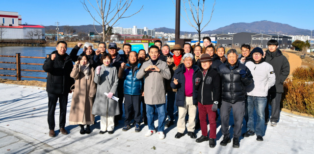 소흘읍 초가팔저수지 수변공원 사업 현장을 찾은 백영현 포천시장과 주민들이 주요 시설을 점검한 뒤 기념촬영을 하고 있다. 포천시 제공