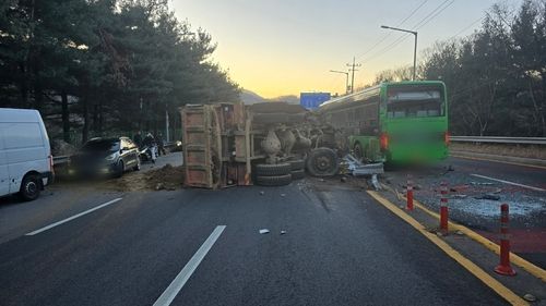 안양 석수동 화물차와 시내버스 추돌사고 현장. 연합뉴스