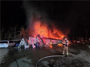 21일 오후 9시55분께 여주시 삼교동 한 버스 차고지 내 직원숙소에서 화재가 발생해 직원 4명이 대피했다. 경기도소방재난본부 제공