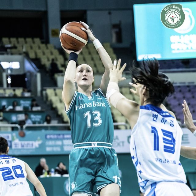 부천 하나은행 김정은이 21일 부천체육관에서 열린 BNK금융 2025-2026 여자프로농구(WKBL) 정규리그 아산 우리은행전서 개인 통산 601번째 출전을 기록했다. 부천 하나은행 제공