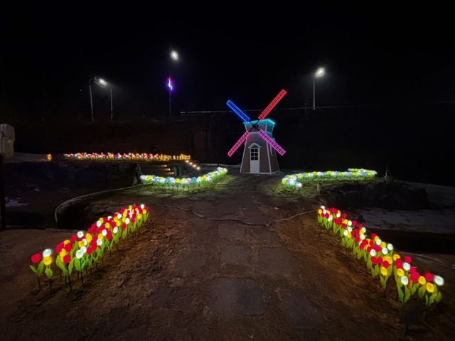 포천시 일동면 청계저수지 꽃밭 구간과 풍차 구조물에 설치된 경관조명. 포천시 제공