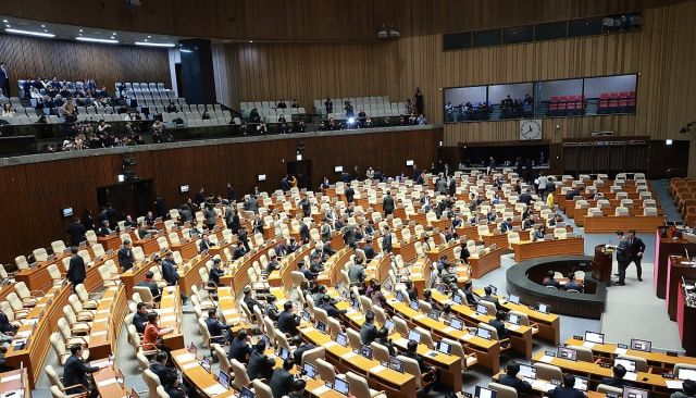 국민의힘 장동혁 대표가 22일 국회에서 열린 12월 임시국회 본회의에서 12·3 윤석열 비상계엄 등에 대한 전담재판부 설치 및 제보자 보호 등에 관한 특별법에 대한 무제한 토론을 시작하자 더불어민주당 의원들이 본회의장을 떠나고 있다. 연합뉴스