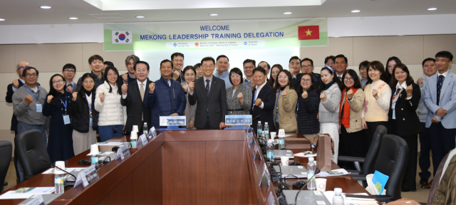 대진대학교 관계자들이 교내 회의실에서 한-메콩 협력 대표단과 하천 보호 및 수자원 분야 협력 방안을 논의한 뒤 기념촬영을 하고 있다. 대진대 제공