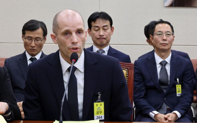 지난 17일 국회 과학기술정보방송통신위원회에서 열린 쿠팡 침해사고 관련 청문회에 증인으로 출석한 해롤드 로저스 쿠팡 대표이사가 의원들 질의에 답변하고 있다. 왼쪽부터 조용우 쿠팡 국회·정부 담당 부사장, 로저스 대표. 민병기 쿠팡 대외협력 총괄 부사장, 김명규 쿠팡이츠서비스 대표. 연합뉴스