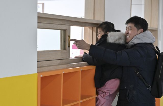 23일 오후 수원특례시 팔달초등학교에서 열린 2026학년도 신입생 예비소집에서 예비신입생들과 학부모들이 1학년 교실을 살펴보고 있다. 홍기웅기자