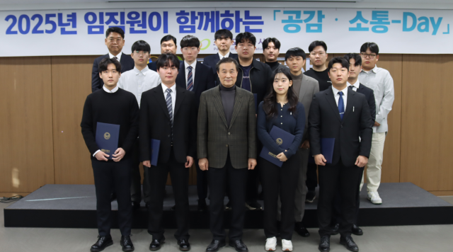 이상록 포천도시공사 사장이 공감소통데이를 맞아 표창 수여와 신규 직원 임용식을 마친 뒤 기념촬영을 하고 있다. 포천도시공사 제공