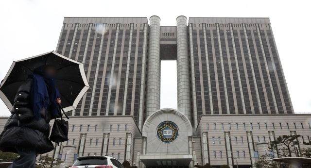 더불어민주당 주도로 '내란·외환·반란 범죄 등의 형사절차에 관한 특례법안'(내란전담재판부 설치법)이 국회 본회의를 통과한 23일 서울 서초구 서울중앙지방법원 모습. 이 법안은 내란전담재판부를 서울중앙지법과 서울고등법원에 각각 2개 이상 설치하도록 하는 내용을 골자로 한다. 연합뉴스