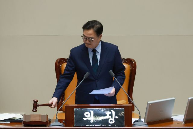 우원식 국회의장이 23일 국회에서 열린 12월 임시국회 본회의에서 12·3 윤석열 비상계엄 등에 대한 전담재판부 설치 및 제보자 보호 등에 관한 특별법을 통과시키며 의사봉을 두드리고 있다. 이날 표결에 국민의힘은 불참했다. 연합뉴스