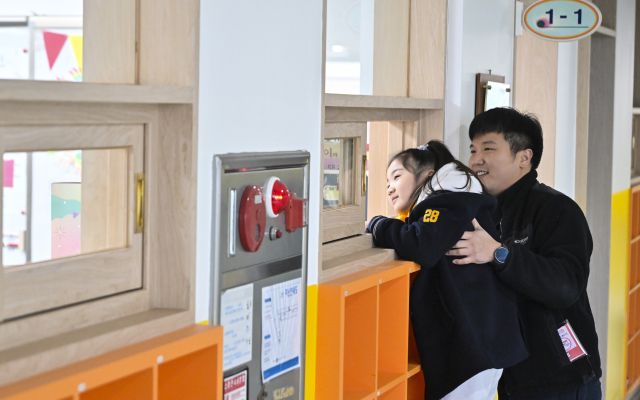 23일 오후 수원특례시 팔달초등학교에서 열린 2026학년도 신입생 예비소집에서 예비신입생들과 학부모들이 1학년 교실을 살펴보고 있다. 홍기웅기자