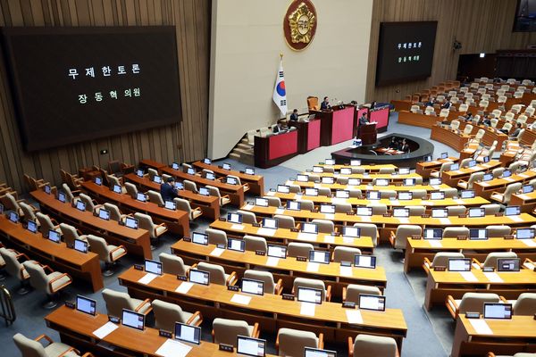 국민의힘 장동혁 대표가 23일 국회에서 열린 12월 임시국회 본회의에서 12·3 윤석열 비상계엄 등에 대한 전담재판부 설치 및 제보자 보호 등에 관한 특별법에 대한 무제한 토론하고 있다. 연합뉴스