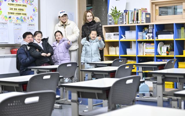 23일 오후 수원특례시 팔달초등학교에서 열린 2026학년도 신입생 예비소집에서 예비신입생들과 학부모들이 1학년 교실을 살펴보고 있다. 홍기웅기자