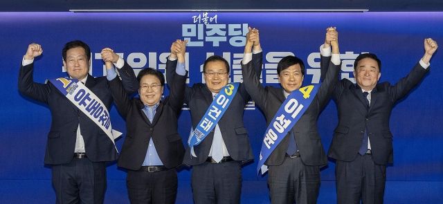 23일 서울 여의도 중앙당사에서 열린 더불어민주당 최고위원 선출을 위한 1차 합동연설회에서 최고위원 후보들이 기념 촬영하고 있다. 연합뉴스