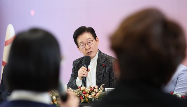 이재명 대통령이 24일 서울 서대문구 신촌세브란스 연세암병원 중입자치료센터에서 열린 희귀질환 환우·가족 간담회에서 참석자 질문에 답하고 있다. 연합뉴스