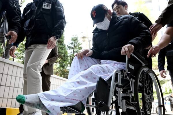 사실혼 관계인 여성을 흉기로 찔러 살해한 혐의를 받는 50대 A씨가 구속 전 피의자 심문(영장실질심사)이 열리는 인천 미추홀구 인천지법에 출석하고 있다. 경기일보 DB