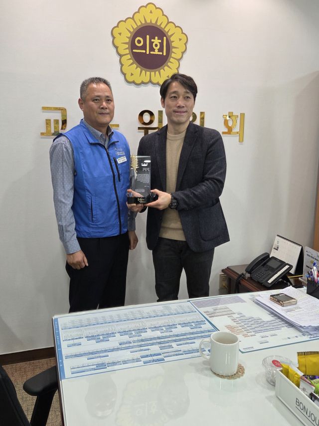 김상우 인천시교육청공무원노동조합 위원장(왼쪽)이 이용창 인천시의회 교육위원회 위원장에게 감사패를 전달했다. 인천시교육공무원노동조합 제공