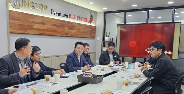 백영현 포천시장이 기업하기 좋은 도시 조성을 위해 어룡동 ㈜정탑농산을 찾아 현장을 점검하고 있다. 손지영기자