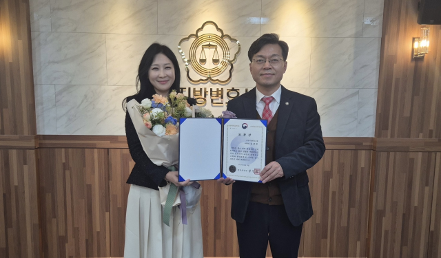 김보민 인천지방변호사회 사무국장이 최근 법무부장관 표창을 들고 최정현 인천변호사회 회장과 기념촬영을 하고 있다. 인천변호사회 제공