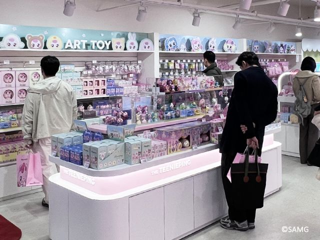 서울 성수동에 자리 잡은 브랜드 스토어 ‘더티니핑’ 내 MD존에서 소비자들이 상품을 구경하고 있다. SAMG엔터 제공