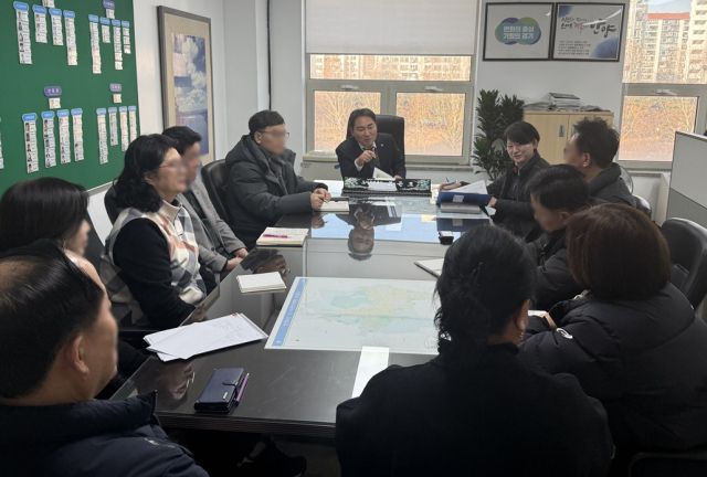 최근 안양시청 본관에서 열린 재개발 재건축 조합설립추진위원장 간담회에서 관계자들이 회의를 하고 있다. 안양시 제공