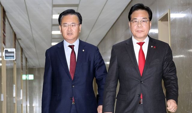 국민의힘 송언석 원내대표(오른쪽)와 유상범 원내운영수석부대표가 23일 더불어민주당 김병기 원내대표, 문진석 원내운영수석부대표와의 회동을 위해 국회 운영위원장실을 향하고 있다. 연합뉴스