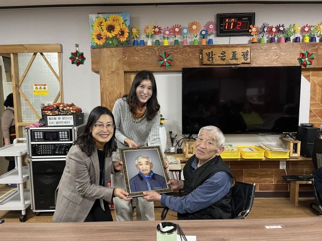 한국생활개선연천군연합회가 요양시설에서 어르신들에게 장수사진과 액자 등을 전달하고 있다. 한국생활개선연천군연합회 제공