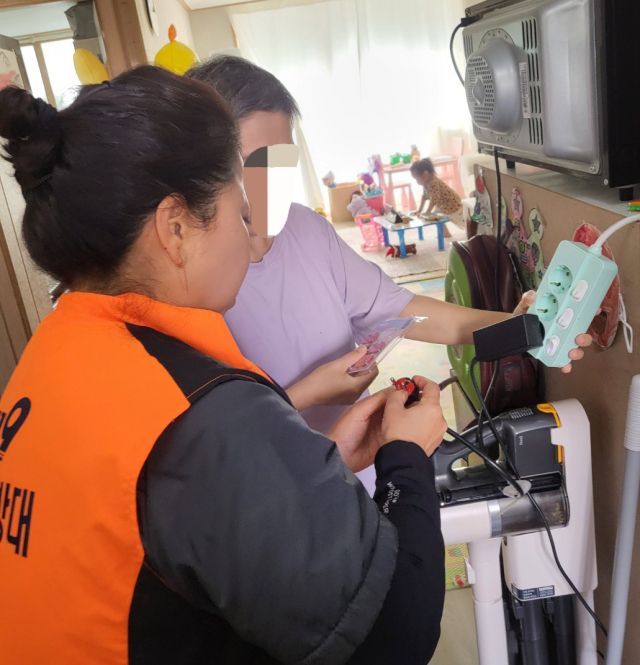 하남여성의용소방대원들이 멀티탭 소화패치를 부착하고 있다. 하남소방서 제공