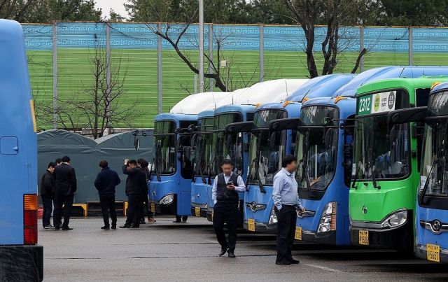 시내버스 두고 대기하는 기사들. 연합뉴스