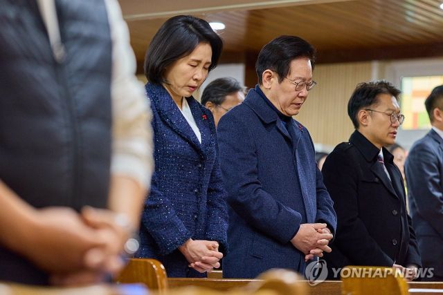 이재명 대통령과 김혜경 여사가 25일 인천 계양구 해인교회에서 열린 성탄 예배에 참석해 기도를 올리고 있다. 연합뉴스