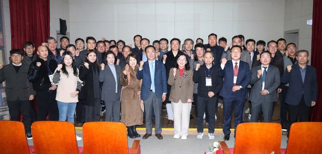 정장선 평택시장(중앙)이 배다리도서관 시청각실에서 열린 지역건설산업 활성화 소통 행사에서 참석자들과 기념촬영을 하고 있다. 평택시 제공