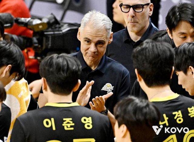 25일 열린 2025-2026 V리그 남자부 3라운드 인천 대한항공 점보스와의 경기에서 경기도 의정부 KB손해보험 스타즈 선수들이 아폰소 감독과 작전타임을 갖고 있다. 한국배구연맹 제공