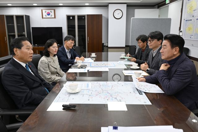 김동근 시장이 최근 국토교통부 대도시권광역교통위원회를 방문해 김용석 위원장과 주요 광역철도 현안에 대해 논의하고 있다. 의정부시 제공