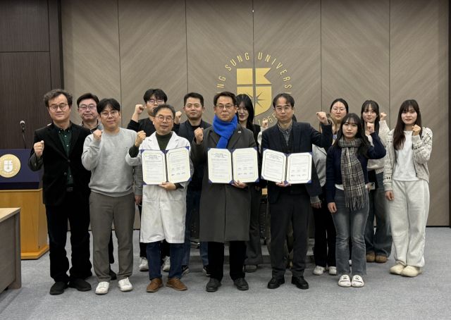 지난 22일 경성대학교 건학기념관 화장품학과 대회의실에서 열린 위촉식에서 대통령 직속 국가인공지능(AI)전략위원회 박대조 자문위원(가운데)이 화장품클러스터연합회 상임고문으로 위촉된 뒤 관계자들과 기념 촬영을 하고 있다.