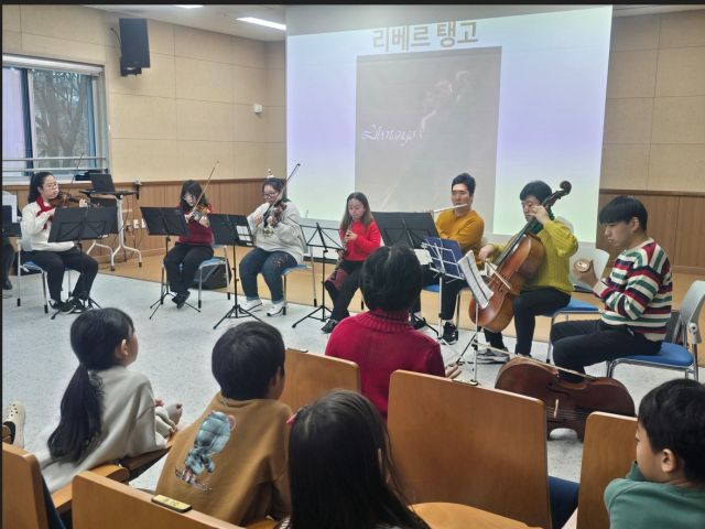 모담초 어린이들이 장애인 단원들로 구성된 어울림세상 예술단의 연주를 감상하고 있다. 김포교육지원청 제공