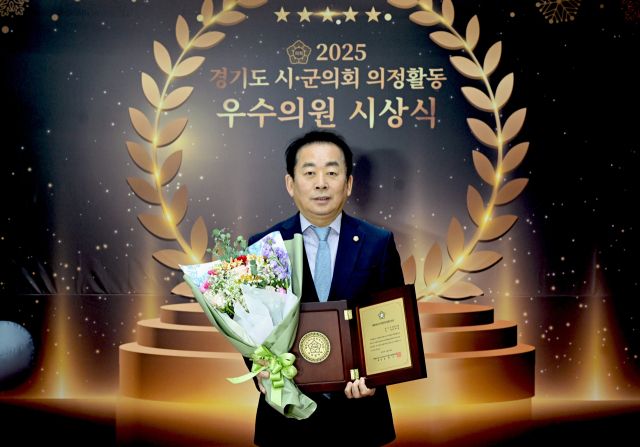 김연균 의정부시의회 의장이 대한민국지방의정봉사상을 수상한 뒤 기념촬영을 하고 있다. 의정부시의회 제공.