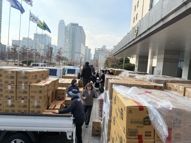 한 기업체가 안양시에 기탁한 이웃돕기 물품이 지역 내 사회복지시설 및 단체에 전달되고 있다. 안양시 제공