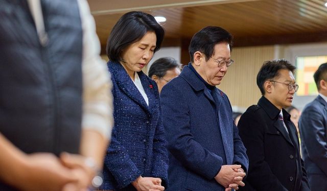 재명 대통령과 김혜경 여사가 25일 인천 계양구 해인교회에서 열린 성탄 예배에 참석해 기도를 올리고 있다. 연합뉴스