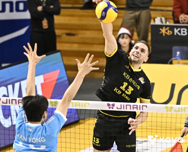 KB손해보험의 비예나가 25일 의정부 경민대에서 열린 2025-2026 V리그 남자부 3라운드 인천 대한항공 점보스전에서 스파이크를 시도하고 있다. 한국배구연맹 제공