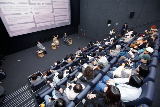 수원시가 23일 시민들과 함께 수원시미디어센터에서 '영화로 만나는 시민배심법정' 행사를 진행하고 있는 모습. 수원시 제공