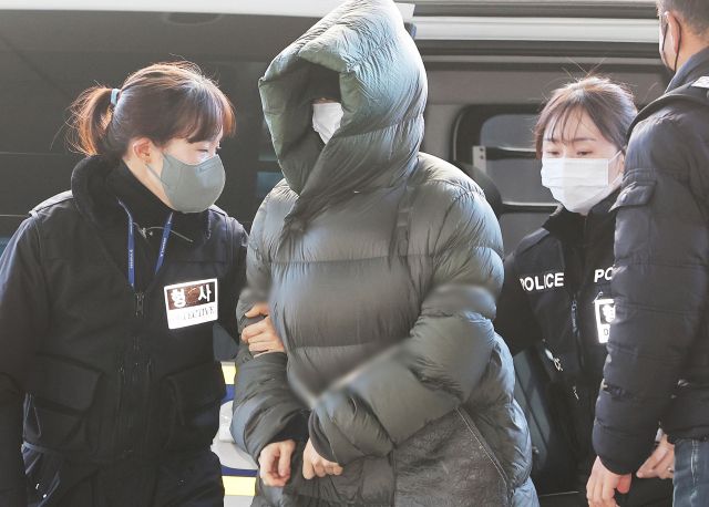 마약 혐의로 수사선상에 오른 상태에서 해외로 도피했다가 체포된 남양유업 창업주 외손녀 황하나 씨가 26일 경기도 안양시 수원지방법원 안양지원에서 열린 구속 전 피의자 심문(영장실질심사)에 출석하고 있다. 연합뉴스