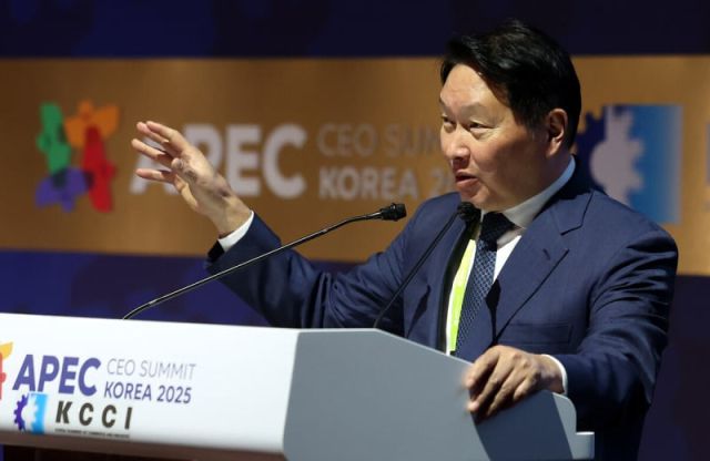 ▲최태원 대한상공회의소 회장이 31일 경북 경주 예술의전당에서 열린 아시아태평양경제협력체(APEC) 최고경영자(CEO) 서밋 폐회식 및 인계식에서 폐회사를 하고 있다. 2025 APEC 공동취재단 제공