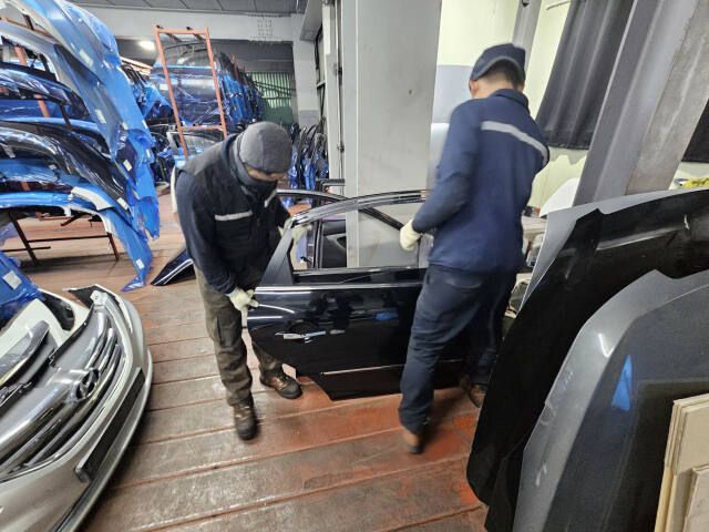 수원시의 한 폐차장에서 일하고 있는 캄보디아 국적의 근로자. 경기일보DB