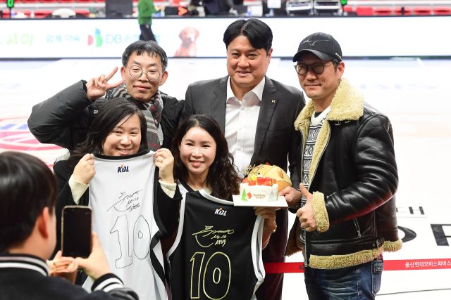 KT 소닉붐의 문경은 감독이 27일 울산 동천체육관에서 열린 2025-2026 KBL 정규리그 울산 현대모비스와 원정 경기에서 승리한 후 팬들과 함께 통산 300승 기념촬영을 하고 있다. KBL 제공