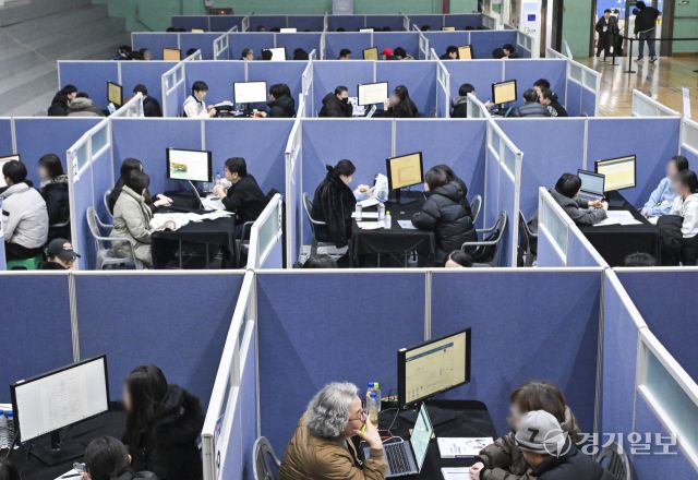 27일 오후 경기대학교 수원캠퍼스 체육관에서 열린 '경기도교육청 고1·2학년 대입진학 설명회'에서 학생과 학부모들이 1:1 대학진학상담을 하고 있다. 이번 설명회는 경기도교육청 주최로 2027학년도 대입전형의 이해와 대비 전략 등을 담은 특강과 경기도 대입진학지도 리더교사가 상담자로 참여한 1:1 대학진학상담을 중점으로 진행됐다. 홍기웅기자