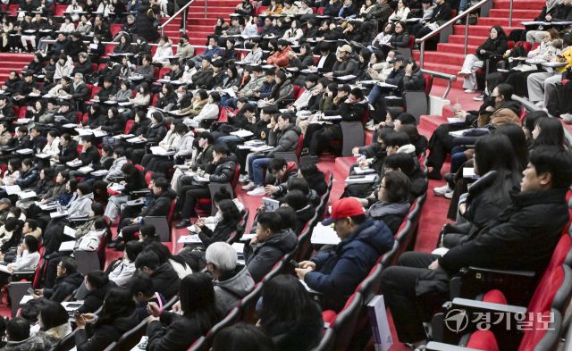 27일 오후 경기대학교 수원캠퍼스 텔레컨벤션센터에서 열린 '경기도교육청 고1·2학년 대입진학 설명회'에서 학생과 학부모들이 대입진학 특강을 듣고 있다. 이번 설명회는 경기도교육청 주최로 2027학년도 대입전형의 이해와 대비 전략 등을 담은 특강과 경기도 대입진학지도 리더교사가 상담자로 참여한 1:1 대학진학상담을 중점으로 진행됐다. 홍기웅기자