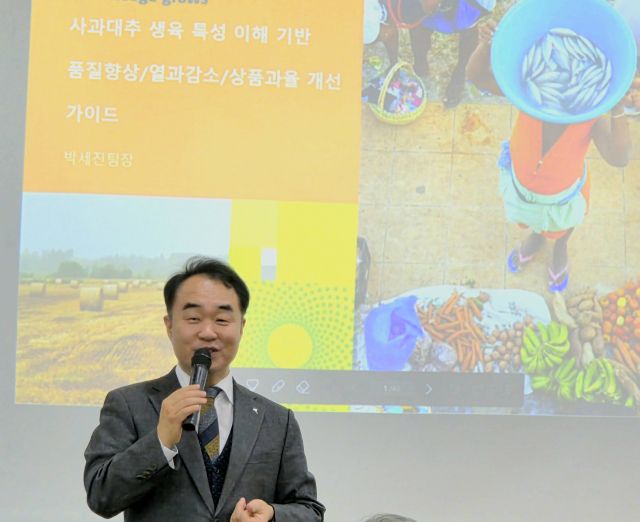 지난 26일 여주 황학산수목원 산림박물관 다목적실에서 열린 단기 임산물 재배교육에서 이후정 여주시산림조합장이 지역 임업인과 조합원 등에게 설명을 하고 있다. 유진동기자