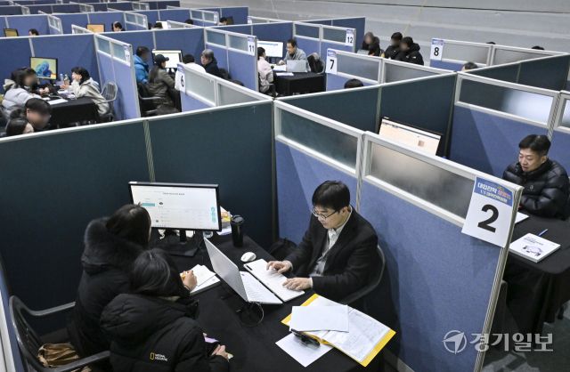 27일 오후 경기대학교 수원캠퍼스 체육관에서 열린 '경기도교육청 고1·2학년 대입진학 설명회'에서 학생과 학부모들이 1:1 대학진학상담을 하고 있다. 이번 설명회는 경기도교육청 주최로 2027학년도 대입전형의 이해와 대비 전략 등을 담은 특강과 경기도 대입진학지도 리더교사가 상담자로 참여한 1:1 대학진학상담을 중점으로 진행됐다. 홍기웅기자